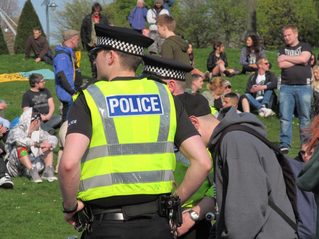 420_-_Glasgow_Green,_Easter_2014_05_Police_watching_the_crowd_speaker