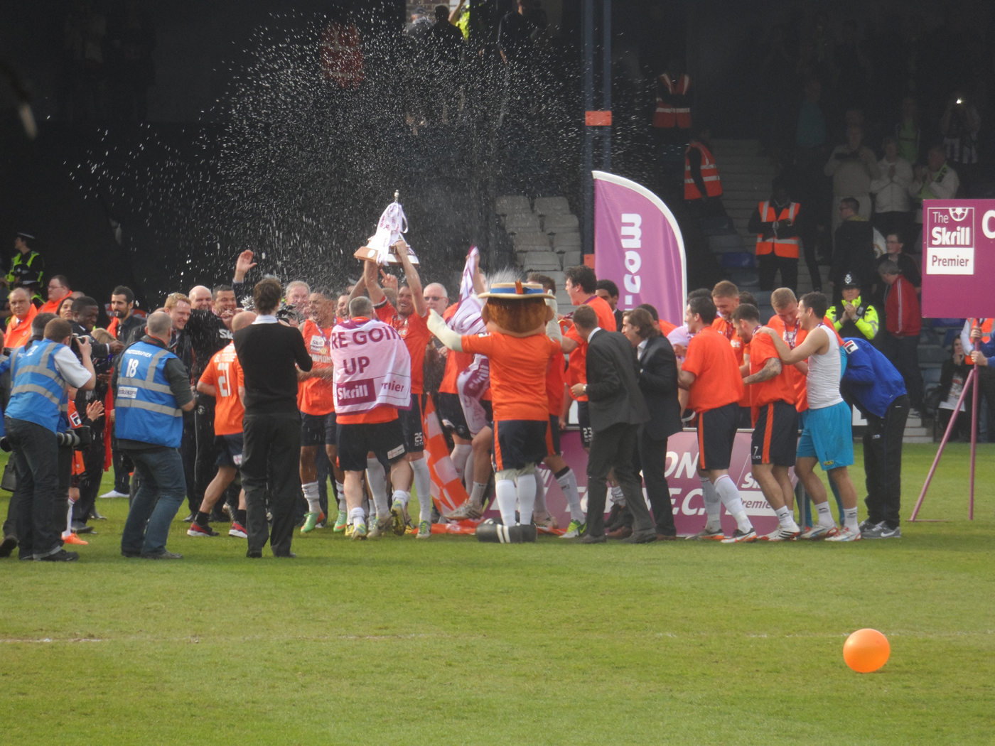 https://upload.wikimedia.org/wikipedia/commons/3/3c/Luton_Town_lift_Conference_championship_trophy_2014.jpg