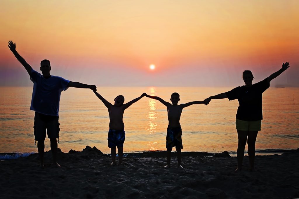 https://pixabay.com/en/family-sunset-beach-happiness-2611748/