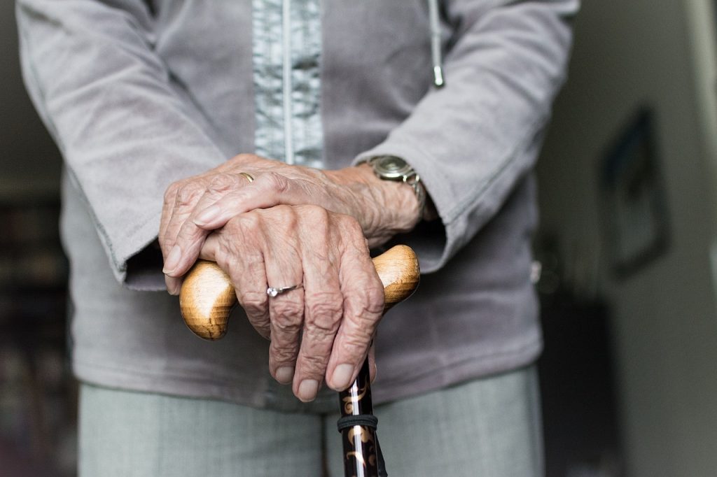 https://pixabay.com/en/hand-woman-adult-hands-elderly-3667026/